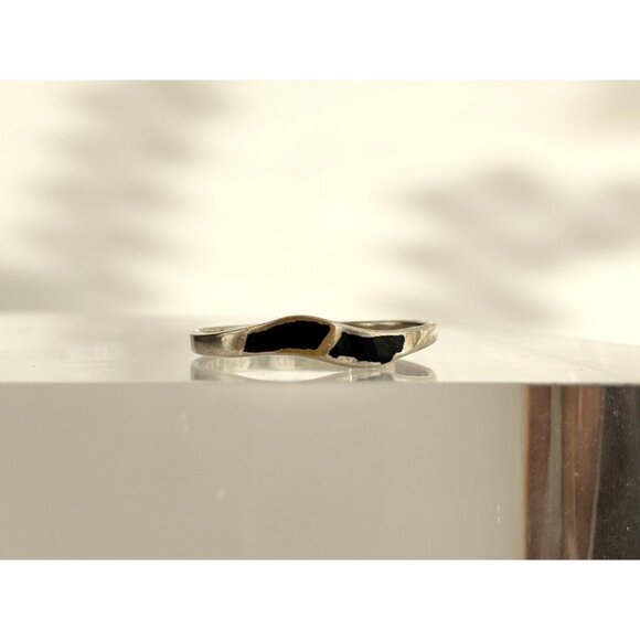 Dainty Black Enameled Cocktail 925 Sterling Silver Vintage Ring - sz 7.75 - Picture 13 of 13